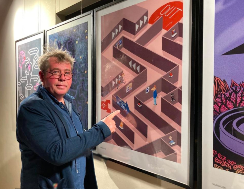 Vincent Rif présentant son dessin lors du vernissage de l'exposition Labyrinthe