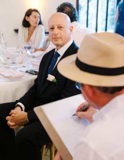 Vincent Rif, dessinateur de mariages lors d'une soirée de mariage en Provence