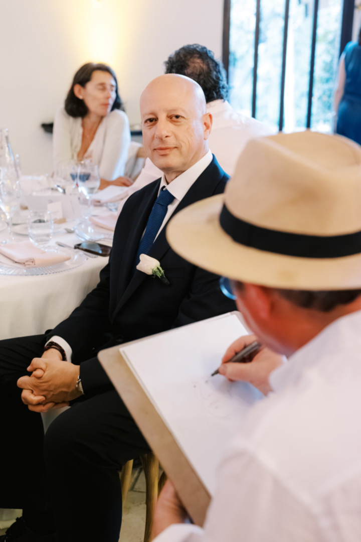 Vincent Rif, dessinateur de mariages lors d'une soirée de mariage en Provence