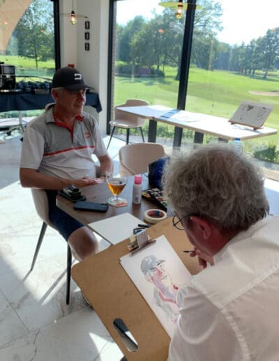 Vincent Rif en train de faire le portrait d'un golfeur
