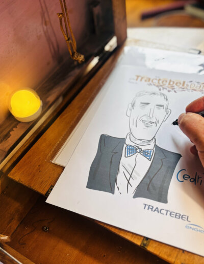 intérieur de la La boite à croquis et son rideau rouge