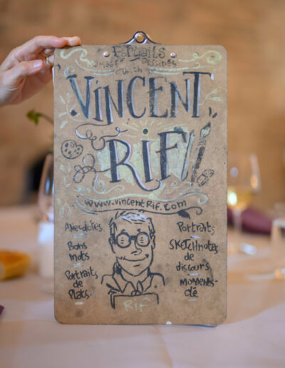 Vincent Rif et sa planche à dessin lors d'un mariage